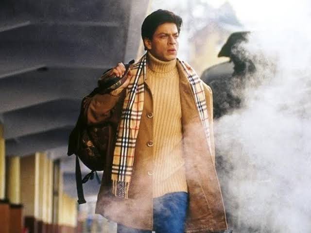 NotBobbey's tweet photo. Shah Rukh Khan sweater masterclass in Main Hoon Na (2004) https://t.co/Q55tnuUCTU