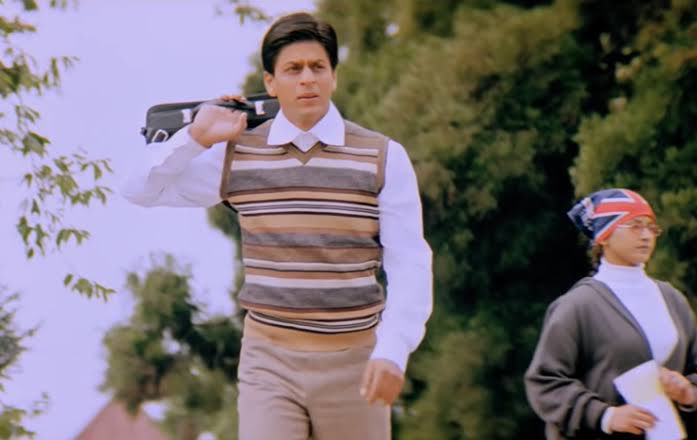 NotBobbey's tweet photo. Shah Rukh Khan sweater masterclass in Main Hoon Na (2004) https://t.co/Q55tnuUCTU