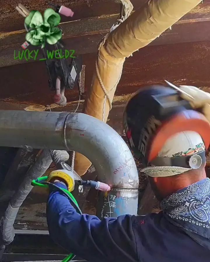 Yall didn't know I could crabwalk around the pipe while I walk the cup?..🤔 Neither did I 😝 6in position field weld Slangin Them Beads Like MardiGra 🤙🏽🍀 How's that for #tigtuesday

🎥 Reposted from @lucky_weldz
Check him out and don't forget to drop a … instagr.am/p/Cc0iGkcJJ1e/