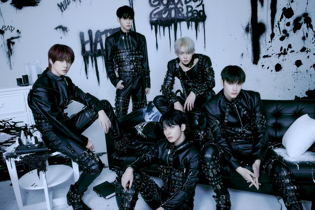 jaemiisseoyoyo's tweet photo. 💭
The HATE is directed within.

Shattered mirrors, fragmenting one's sense of self.

Trying to cope by wearing a protective layer of hard leather with lots of belts holding it all in. Trying to keep the self contained, against the onslaught of the World.
https://t.co/40OZ17x9MN https://t.co/e5eUgU34YU