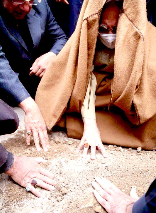 این عکس وجهِ ‌بی‌پایانی از غمِ #آدمیزادی رو به تصویر می‌کشه

که جهان بعد از #طُ همه دیوار خواهد بود...