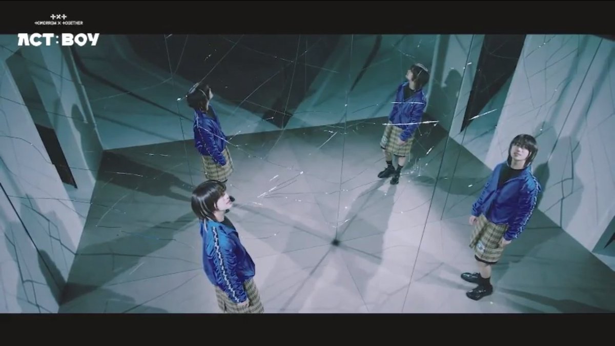 jaemiisseoyoyo's tweet photo. 💭
The HATE is directed within.

Shattered mirrors, fragmenting one's sense of self.

Trying to cope by wearing a protective layer of hard leather with lots of belts holding it all in. Trying to keep the self contained, against the onslaught of the World.
https://t.co/40OZ17x9MN https://t.co/e5eUgU34YU