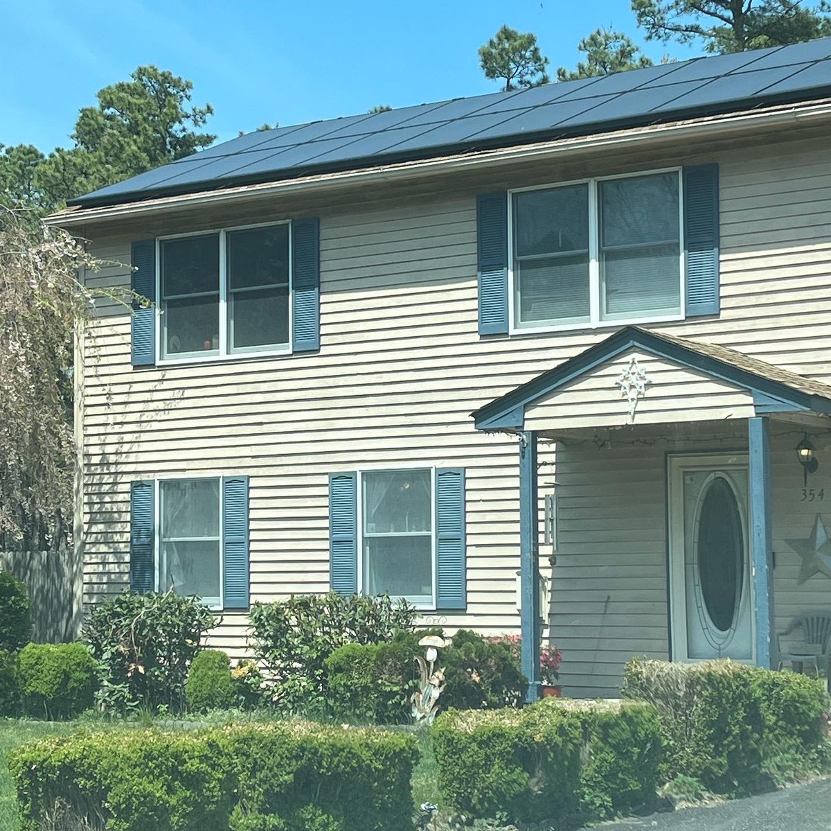SpctacularSolar's tweet photo. This #solarsystem #install is #gorgeous from #every angle! #nj #Solarinstallers #bigenergy #solarenergy #jobwelldone #newinstallation @SpctacularSolar https://t.co/1U1X3AhkXP