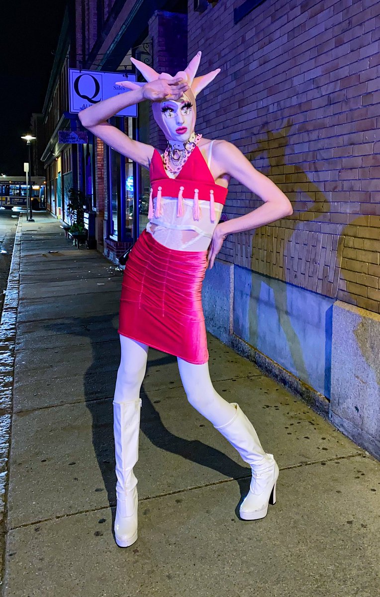 toastdrag's tweet photo. Y’ALL this weekend was CRAY!!! Performing with @jlinemusic and @PillbookPLBK was so inspiring 💖✨ https://t.co/D56iuhOnHS