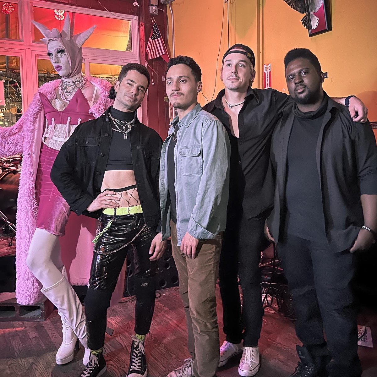 toastdrag's tweet photo. Y’ALL this weekend was CRAY!!! Performing with @jlinemusic and @PillbookPLBK was so inspiring 💖✨ https://t.co/D56iuhOnHS