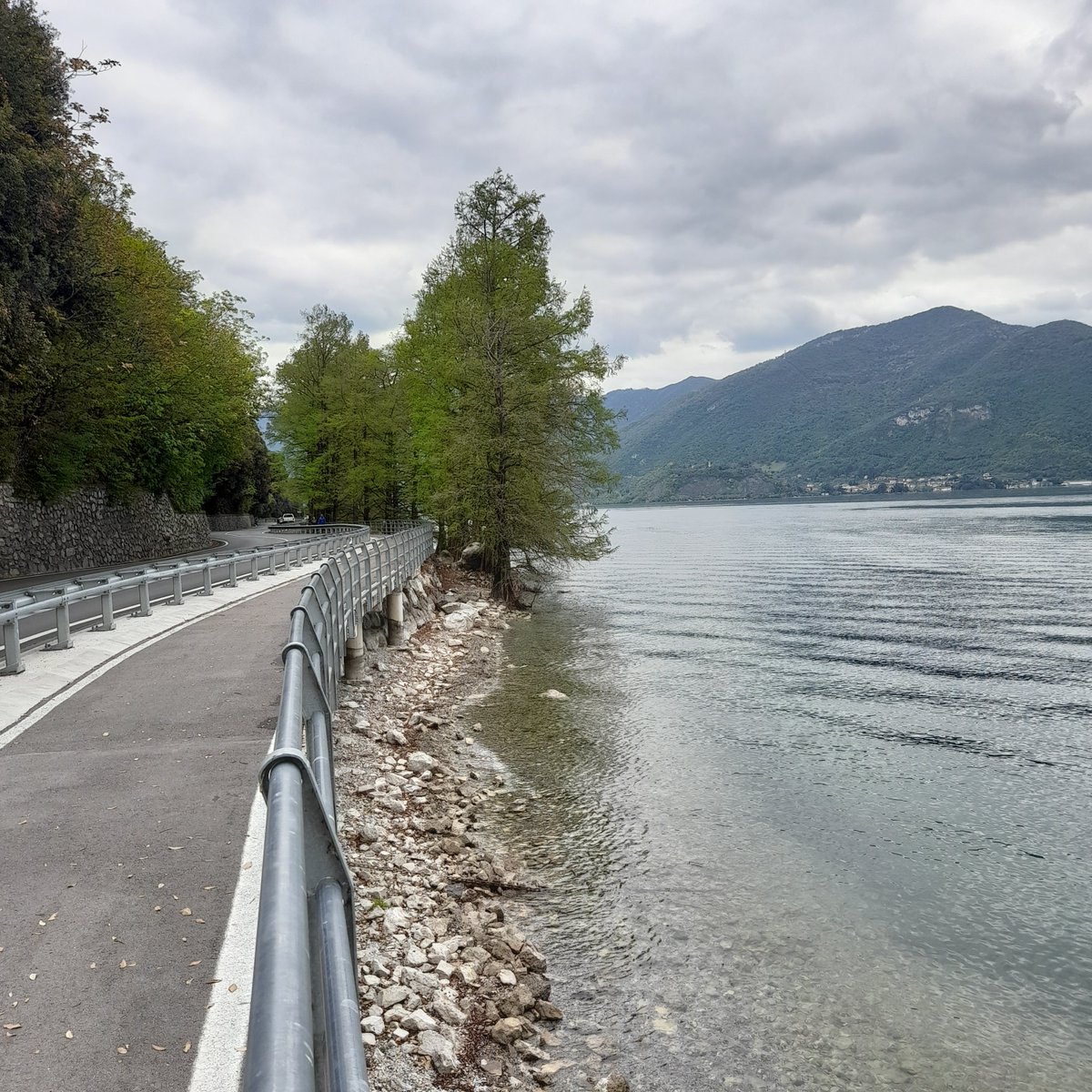 Piegheperse's tweet photo. Il lago vestito di grigio,ieri tra #Predore e #Tavernola
#BuonaseraATutti ⚘ https://t.co/NtAwr38kFI