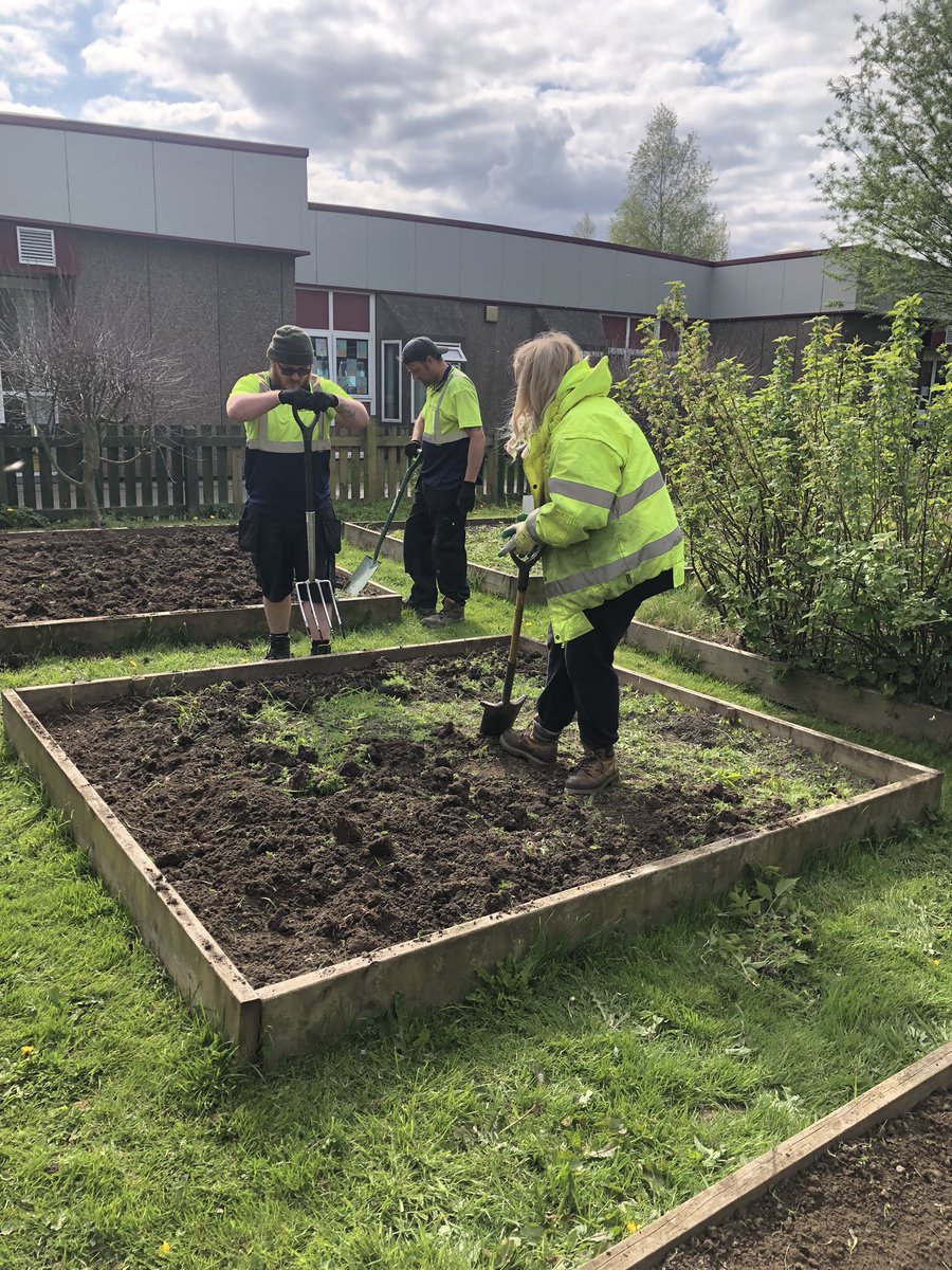 …And the team behind the transformation 👏👏👏. The project will also be helped by a £150 donation from <a href="/coopuk/">Co-op</a> community donation fund, which will go towards plants to fill the beds and tools to help the kids grow as much as possible. 🥬🥒🫑🌽🍓🍎