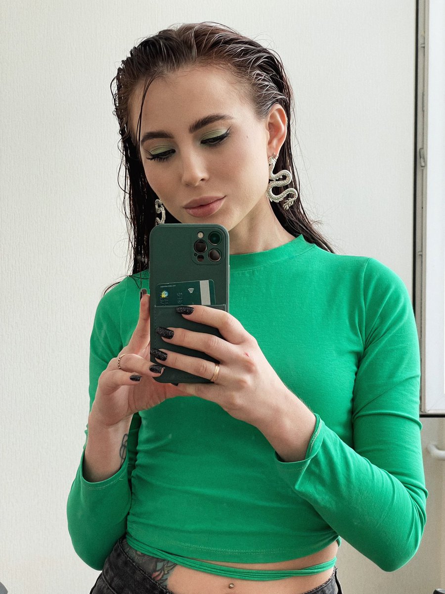 vikakuzy's tweet image. Good evening🖤
 How are you doing?