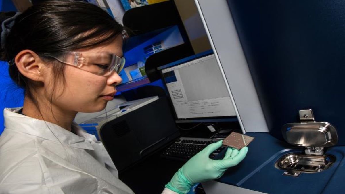 CDC_NCEZID's tweet photo. #DYK? CDC’s National Botulism Laboratory provides laboratory confirmation of suspected botulism cases. Last year, CDC lab scientists tested 120 samples from 28 states for the toxin that causes botulism. 
Learn about botulism: https://t.co/kBc5iew8uo  #LabWeek2022 https://t.co/9JuFSVpZqM