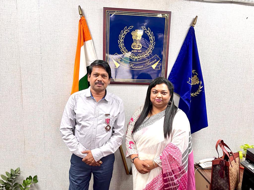 IrsAman's tweet photo. Super thrilled to meet Padma Shri Sai Damodaran of Gramalaya Sanitation NGO, the man who is known as ‘Toilet Man’ of India .
Damodaran and his organization 'Gramalaya' are names that reverberate in several villages of South India that are now free of open defecation. https://t.co/WRicoqlrne