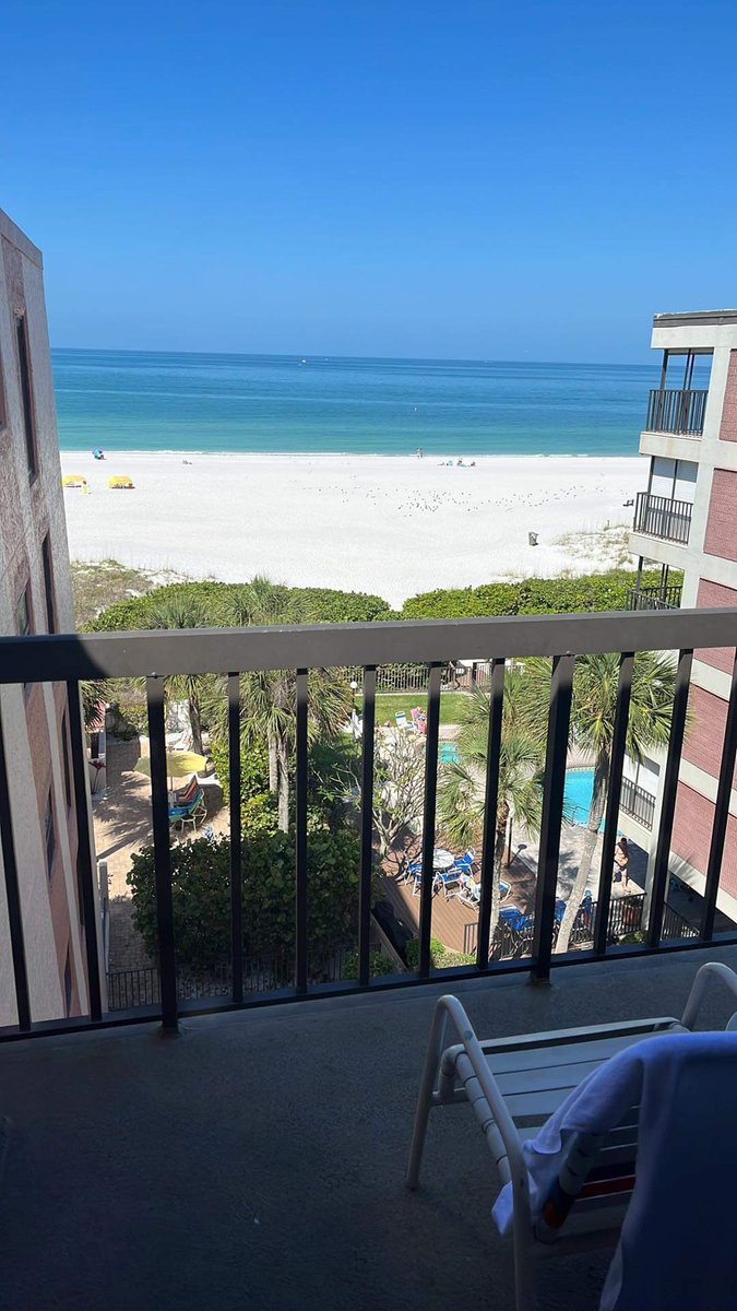FiveFootPhotog's tweet photo. For real there are a lot of Ohio people here in Florida but can you blame them? #notohio #florida https://t.co/eKoDyVjnV4