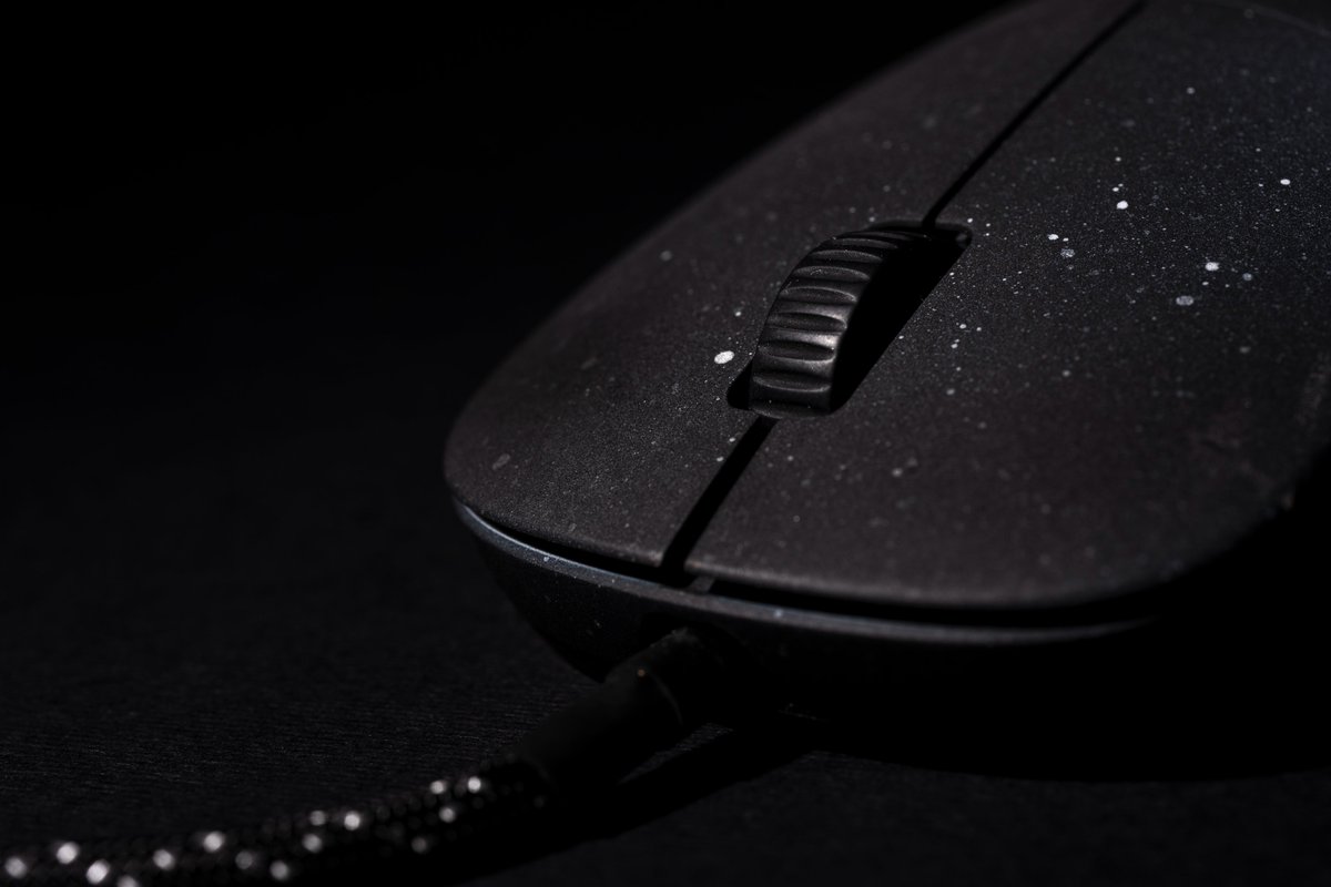 B_BoMods's tweet photo. Hace unos meses me decidí a probar nuevas técnicas y mezclar mano alzada y aerógrafo. Siempre me ha gustado la temática galaxia y quería plasmarlo en un mouse. 

En este caso, me decanté por un @endgamegear XM1r, el resultado me encanta.

Las fotazas corren a mano de @Adriku_ ❤️ https://t.co/o6o3CcXb5B