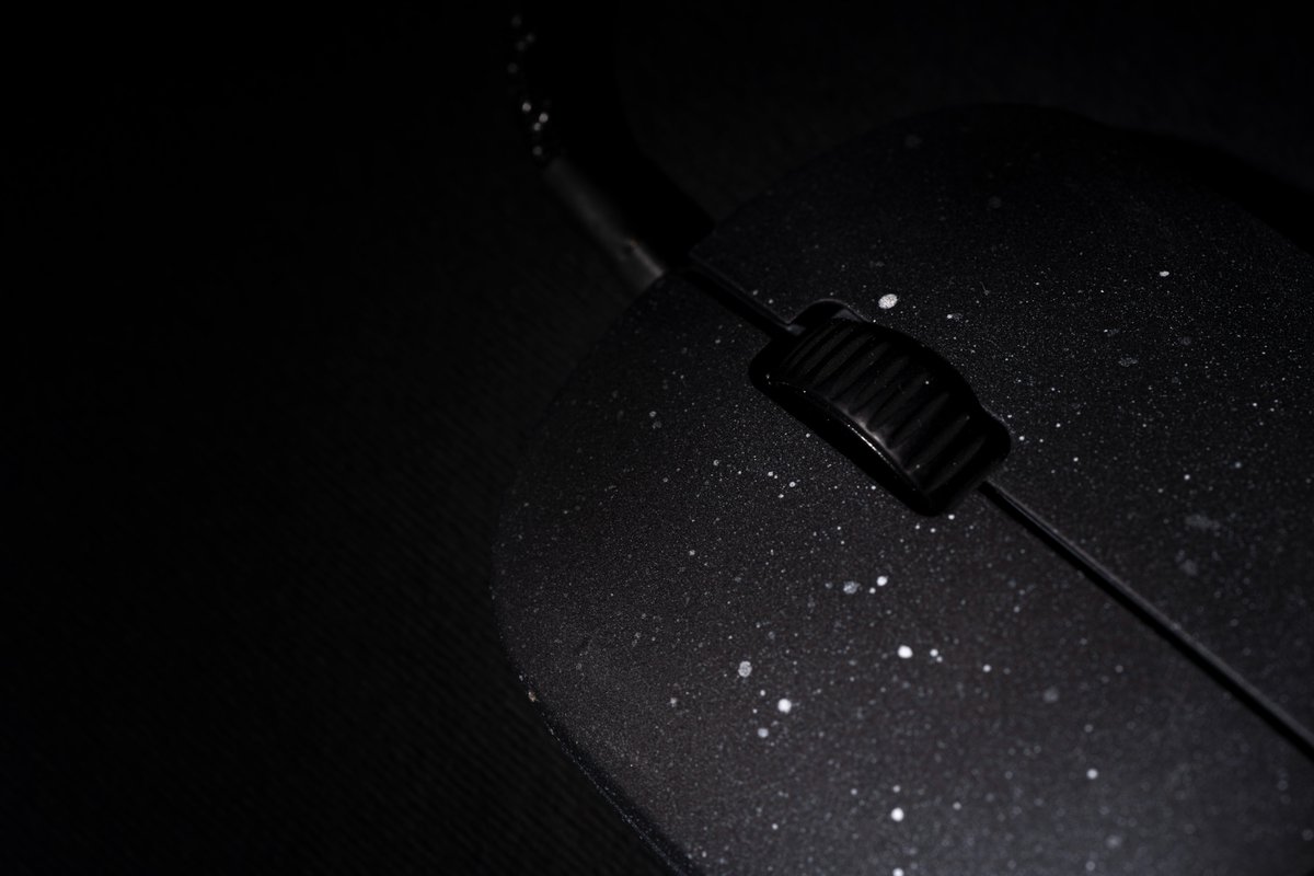 B_BoMods's tweet photo. Hace unos meses me decidí a probar nuevas técnicas y mezclar mano alzada y aerógrafo. Siempre me ha gustado la temática galaxia y quería plasmarlo en un mouse. 

En este caso, me decanté por un @endgamegear XM1r, el resultado me encanta.

Las fotazas corren a mano de @Adriku_ ❤️ https://t.co/o6o3CcXb5B