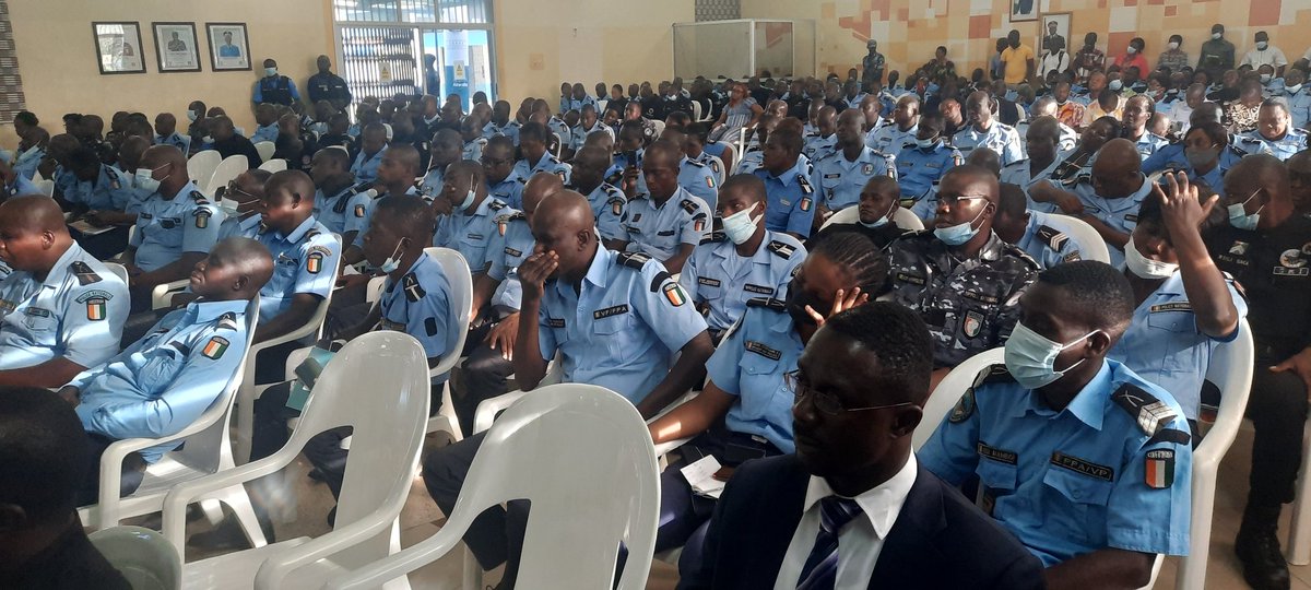 mepsCI's tweet photo. Le Ministre de l’Emploi et de la Protection Sociale, Maître Adama KAMARA exhorte les policiers à adhérer à la Complémentaire.
#MEPSCI
#maitrekamara
#laComplémentaire https://t.co/k4aldF14v1