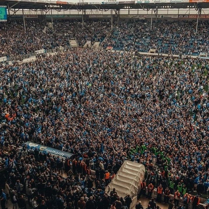 Ultramaniatics_'s tweet photo. 3.liga 🇩🇪
Pitch invasion of Magdeburg fans after their promotion to 2.Bundesliga.
24/04 https://t.co/uokm2DRCYF