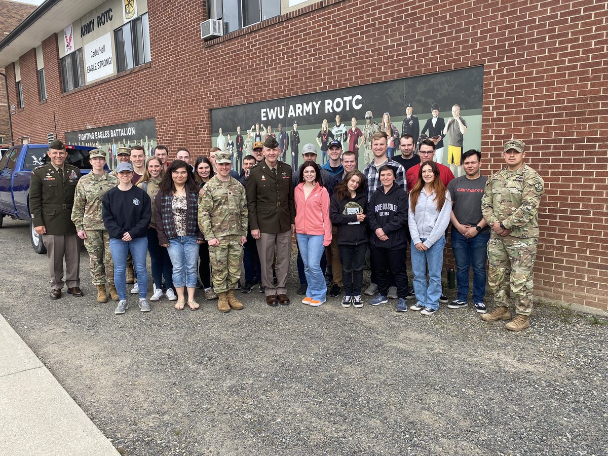 goarmyseattle's tweet photo. Sharing HOMECOMING TOUR highlights:

✔️ @DennisLeMaster7 shared his #ArmyStory w/ Pullman HS students 

✔️ Stopped by his old @WSUPullman stomping grounds!

✔️ Gave some solid advice to @EWUEagles cadets, who had insightful &amp; candid questions about leadership.

#ArmyServiceWeek https://t.co/UM09qMPsG2