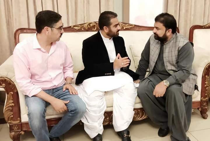 MeerRafiq16's tweet photo. ♡ راہ حیات کی تاریک راہ گزاروں میں
تم تینوں کا نام ہی کافی ہے روشنی کے لیے ♡
اللہ تعالیٰ ہمیشہ خوش ، سلامت رکھے، امین۔❤❤❤
@PakSarfrazbugti @anwaar_kakar https://t.co/yjg3IqnMU7