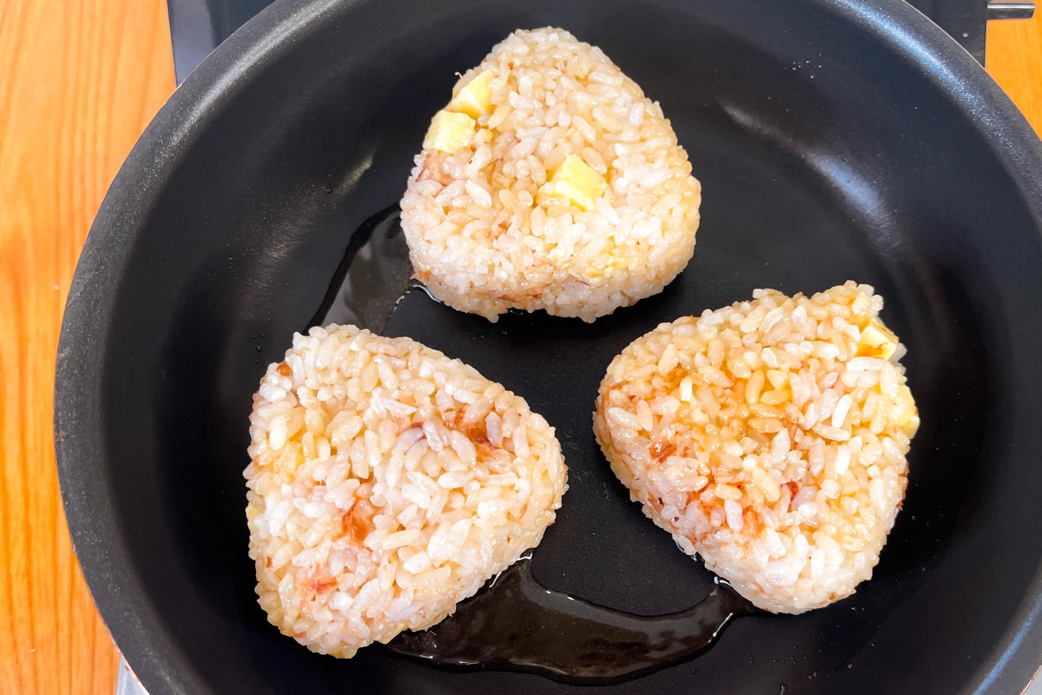 食べる手が止まらない。悪魔のおかかチーズ焼きおにぎり。