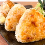 食べる手が止まらない。悪魔のおかかチーズ焼きおにぎり。