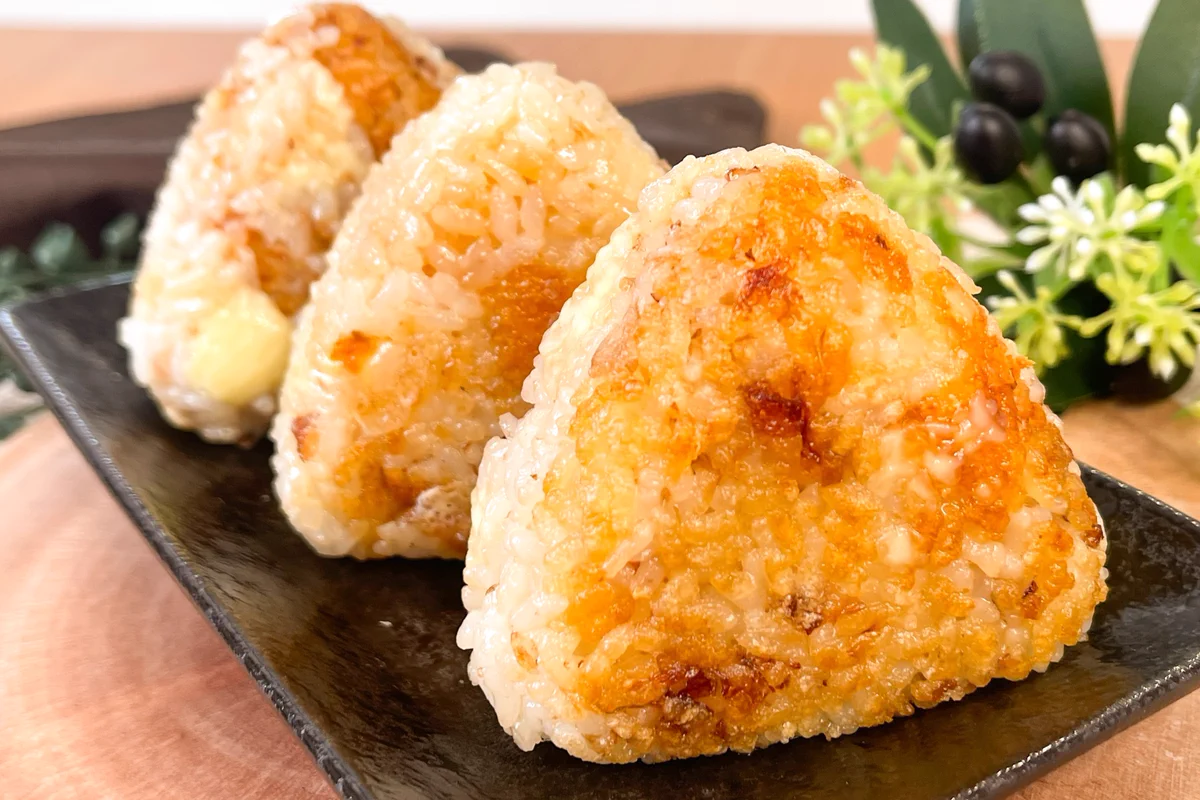 食べる手が止まらない。悪魔のおかかチーズ焼きおにぎり。