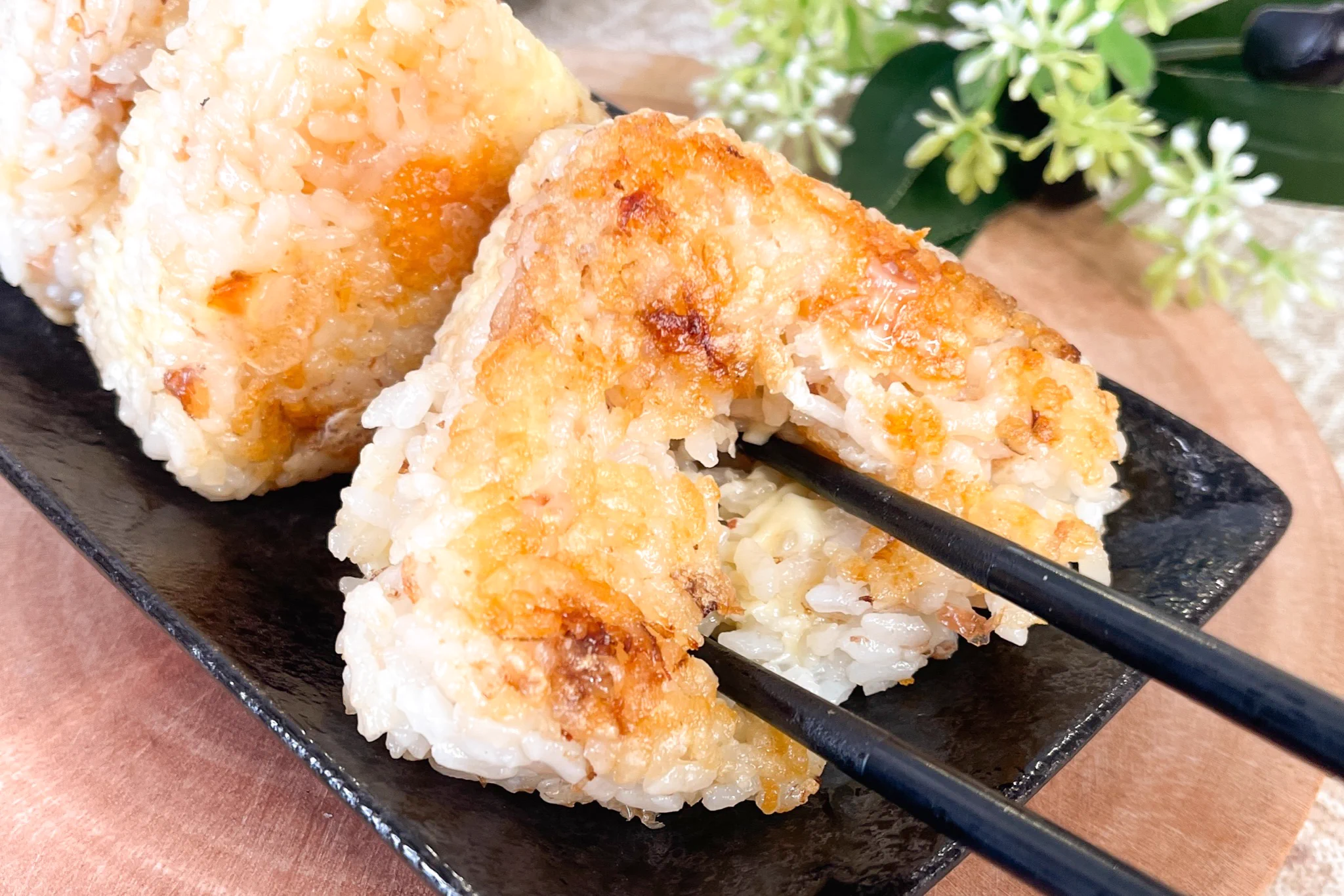 食べる手が止まらない。悪魔のおかかチーズ焼きおにぎり。