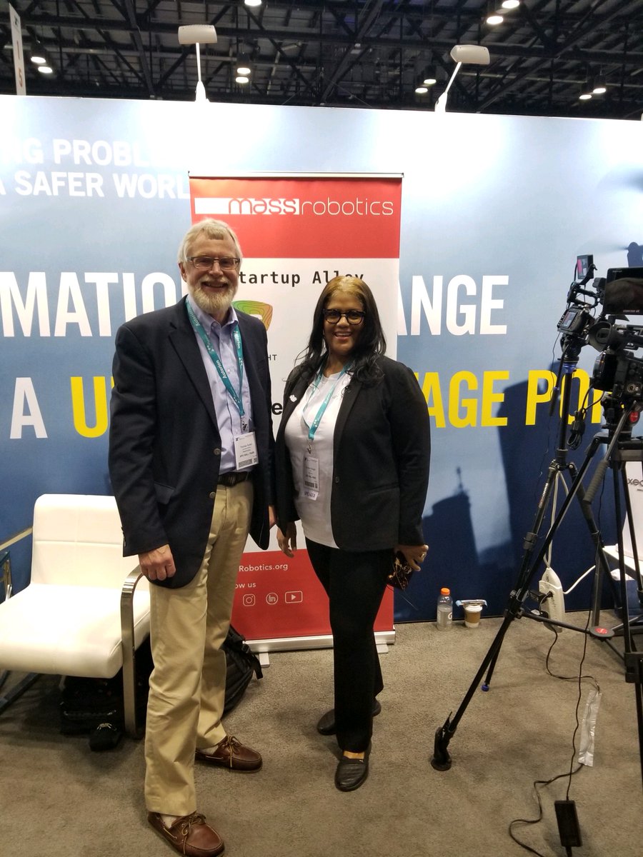 MassRobotics's tweet photo. Great to speak with @BMMatBronsworld @MITREcorp booth @AUVSIshow #EXPO22 and see our resident startups @sicdrone and #TargetArm🤖 https://t.co/xhdlPLikmi