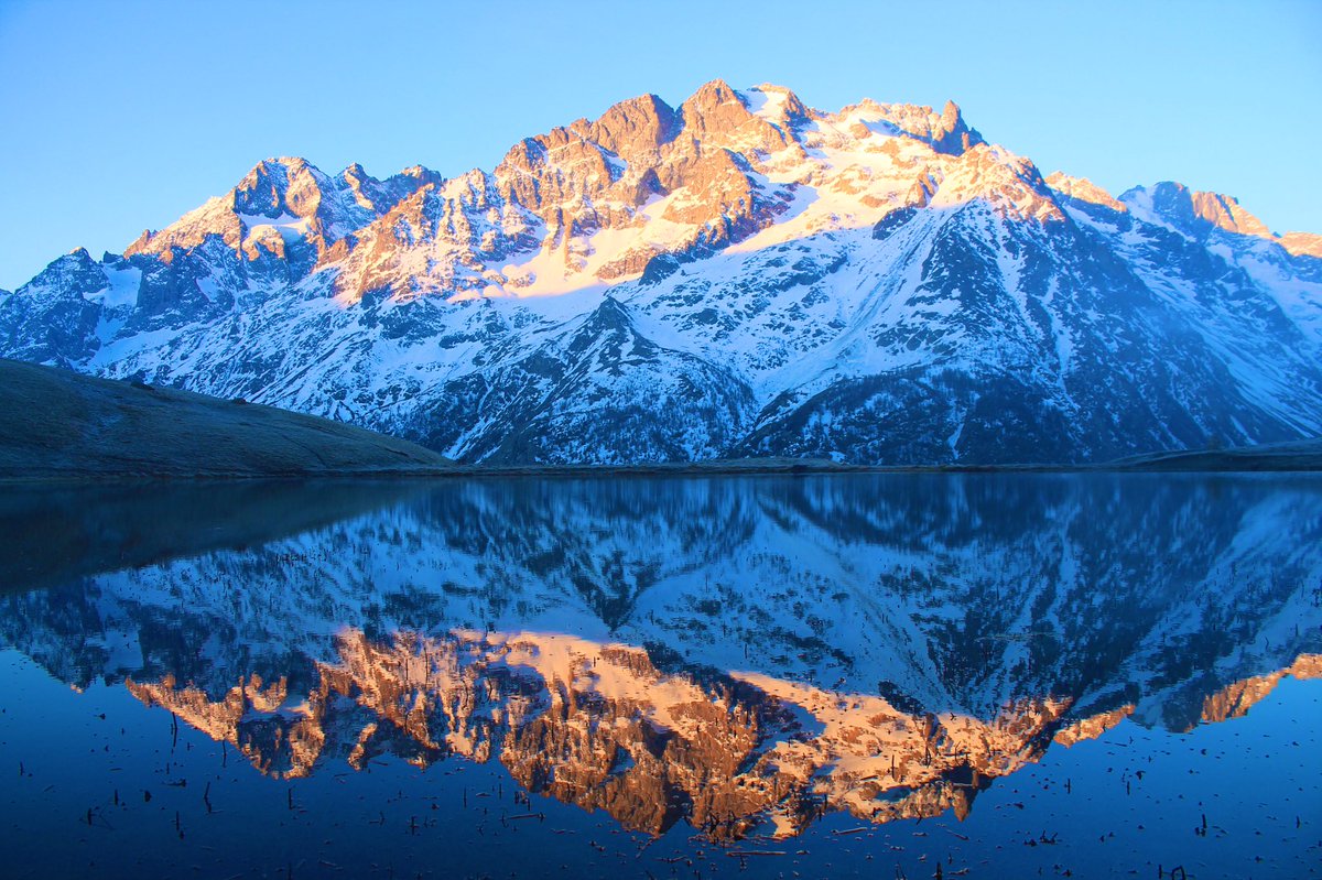 Elle est belle la vue non ?
#lagrave #lagravelameije #lagravetourisme #hautesalpes #myhautesalpes #provencealpescotedazur #mountainlovers #mountainview #lacdupontet #alpes #alpesfrancaises #frenchalps #paca #alpesdusud #paysdesecrins #lovelagrave #lovelagravelameije #randonnée