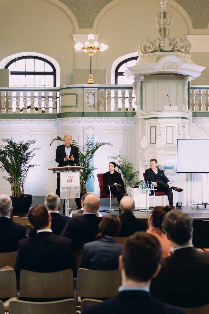 storytile's tweet photo. Heute ein #Livestream aus der altehrwürdigen Französischen Friedrichstadtkirche in Berlin. Gesprochen hat u.a. @JTrittin - und im Mittelpunkt der #Jahreskonferenz von @BBH_online  stand die #Transformation in eine sozial-ökologische Marktwirtschaft https://t.co/W3AQagzuMn