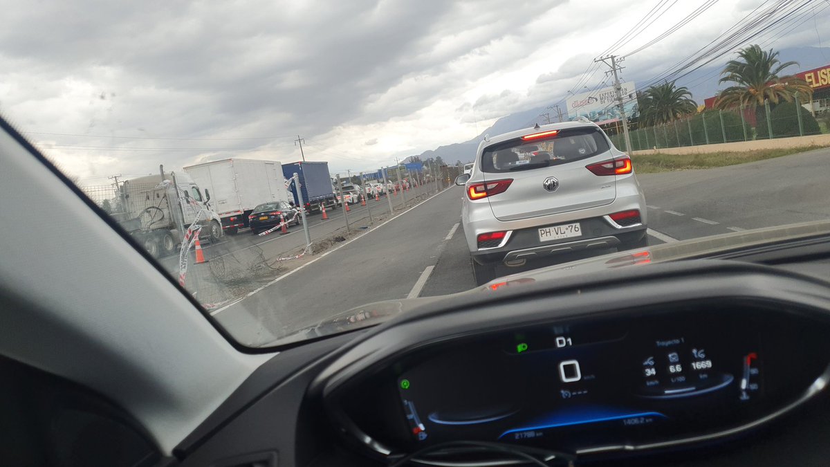NoSoyJose's tweet photo. @adnradiochile 2 pistas ocupadas hacia el sur por los camioneros https://t.co/SzJEKUwXK2