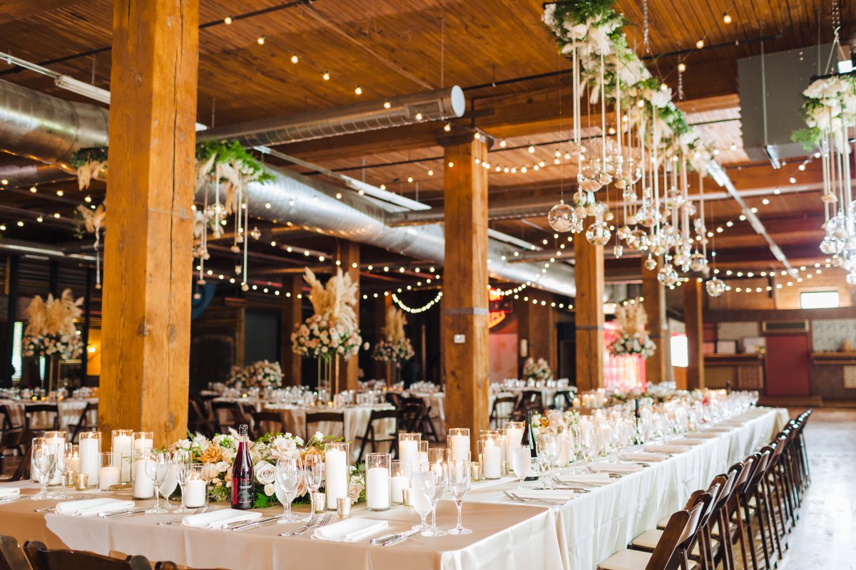 Lacuna2150's tweet photo. We're still thinking about Megan &amp; Grant's whimsical glam wedding in the Reverie Gallery 🤩
Decor 💐 Artistic Blooms Chicago
Photo 📸 Ed &amp; Aileen Photography

#lacunalofts #lacunaevents #lmcaters #loftwedding #weddingflowers #floraldesign #weddingdecor #hangingflorals https://t.co/7KNmjHtChF