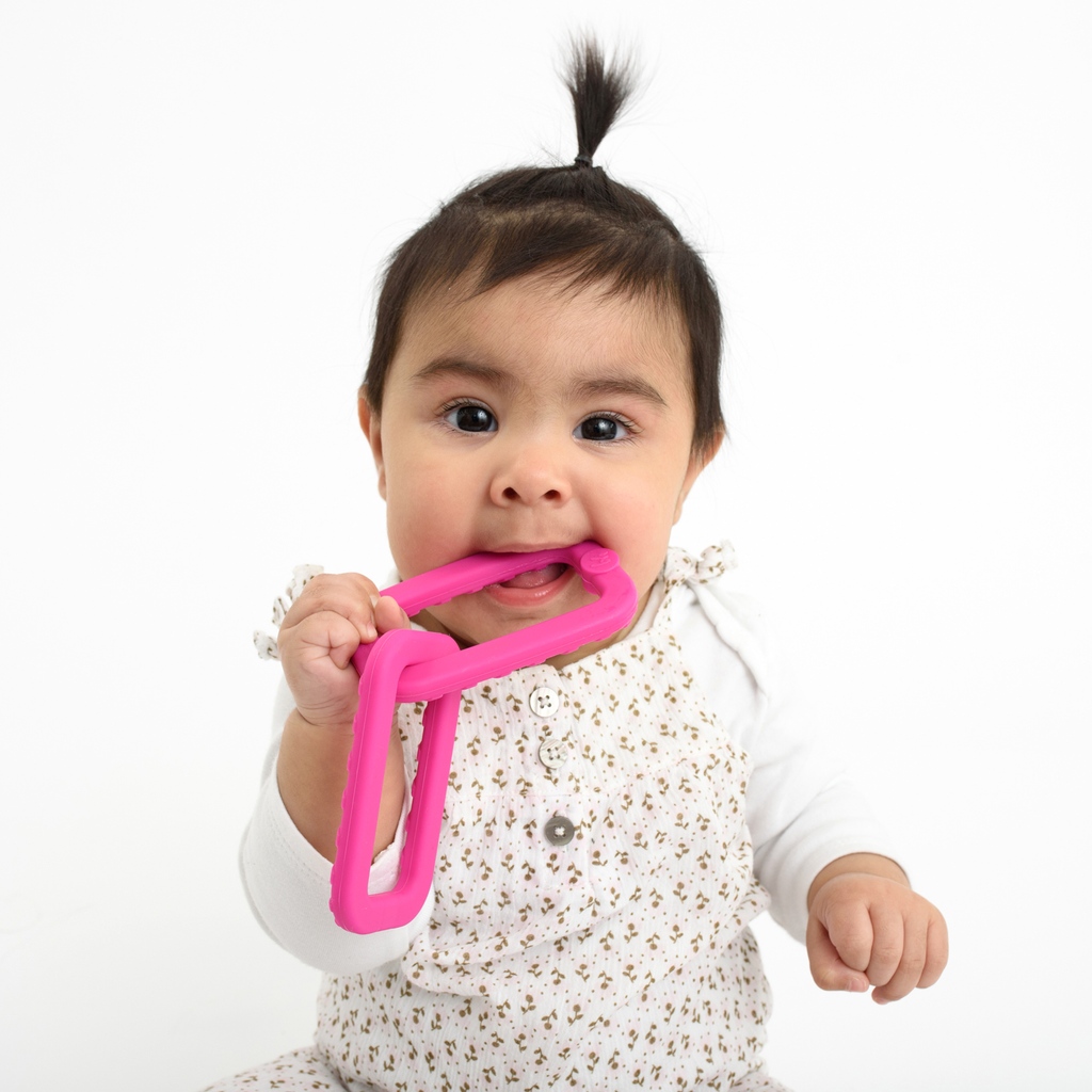 BooginHead's tweet photo. Not every baby needs a pacifier clip but every baby does need a teether - and we are so excited to show you our NEW interlocked Silicone Chain Link Teething Rings! 
#booginhead #babyootd #babyfashion #babyteether #cutebaby #momlife #motherhood 

https://t.co/rKt58DkAJT https://t.co/pduRgKdUgK