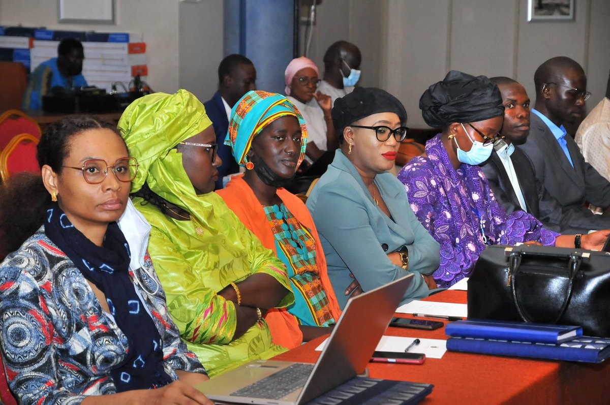 economie_sn's tweet image. Monsieur le Ministre Amadou Hott a présidé la première réunion du Comité de pilotage du 5e Recensement général de la Population et de l’Habitat (RGPH-5), ce mardi 26 avril.
@statsenegal #RGPH5 #kebetu