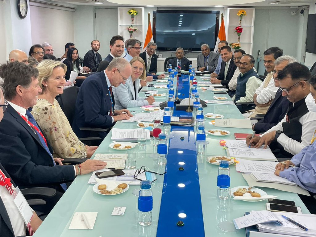 NorwayAmbIndia's tweet photo. Great roundtable b/w Ministers @AHuitfeldt @RajKSinghIndia today. Signing of agreements by @Statkraft, #AkerCleanHydrogen, @GREENSTATas & #Alma on #GreenHydrogen #GreenAmmonia #fuelcells taking 🇳🇴 🇮🇳 clean energy cooperation to the next level @cristianvcarter @InnovasjonNorge https://t.co/hBxNpw0aGk