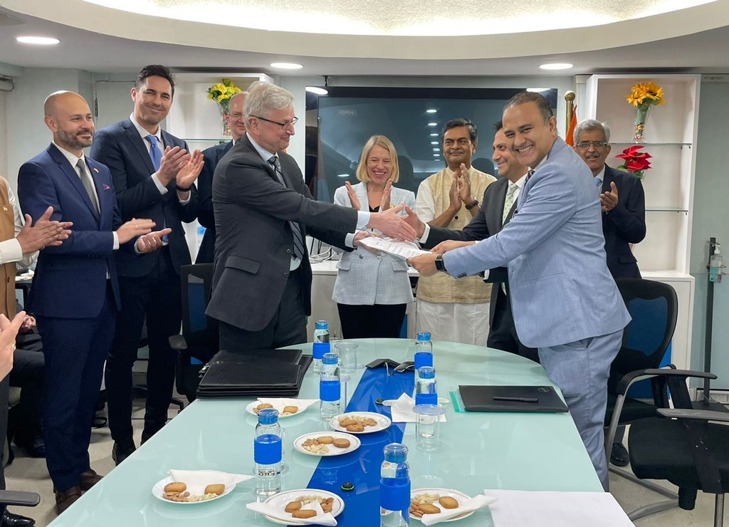 NorwayAmbIndia's tweet photo. Great roundtable b/w Ministers @AHuitfeldt @RajKSinghIndia today. Signing of agreements by @Statkraft, #AkerCleanHydrogen, @GREENSTATas & #Alma on #GreenHydrogen #GreenAmmonia #fuelcells taking 🇳🇴 🇮🇳 clean energy cooperation to the next level @cristianvcarter @InnovasjonNorge https://t.co/hBxNpw0aGk