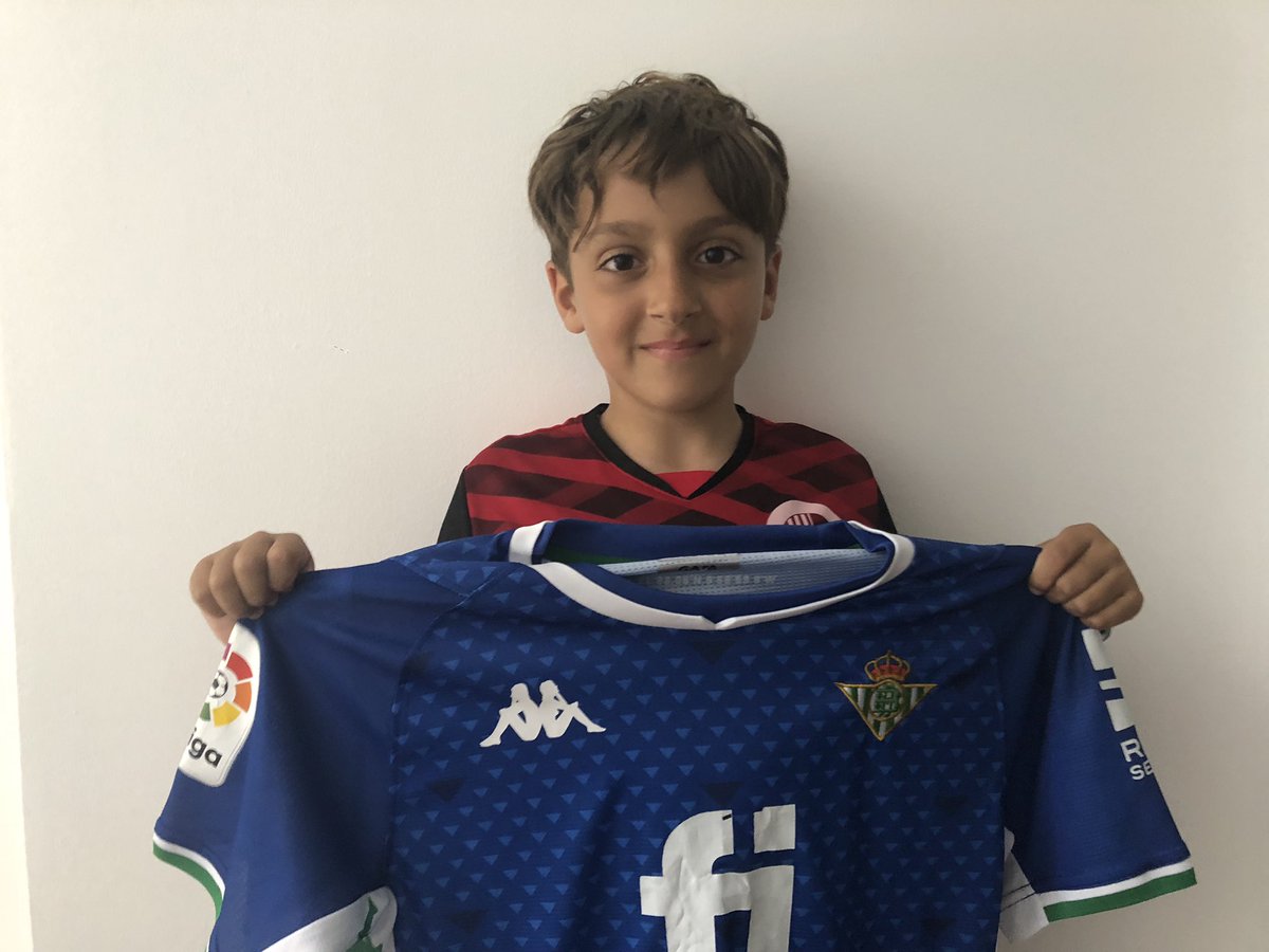 Holaaaaaa 👋🏻👋🏻👋🏻 amigos y aficionados del <a href="/RealBetis/">Real Betis Balompié 🌴💚</a>. Enhorabuena por esa Copa del Rey tan peleada. Necesito vuestra ayuda para encontrar al que era dueño de esta camiseta 👇🏻👇🏻👇🏻
Va hilo 🧵