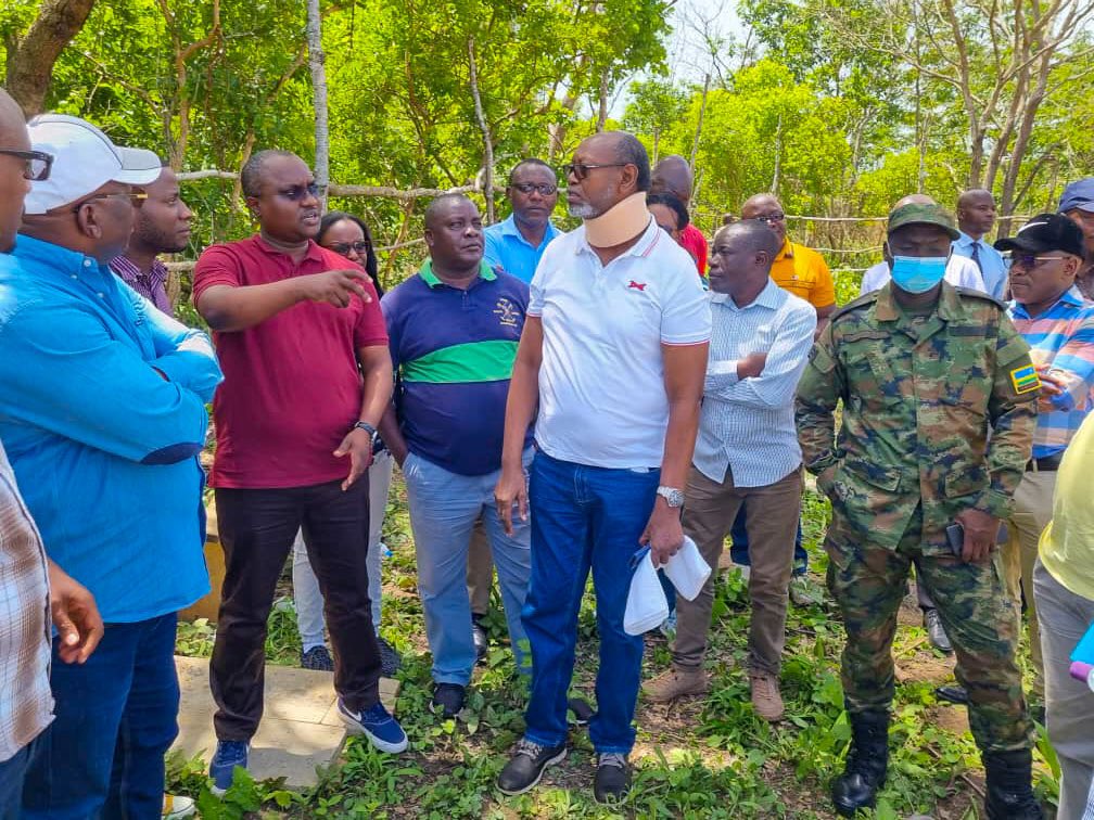 RwandaAgri's tweet photo. Today in Central African Republic, Hon. @Ngabitsinze and the Minister of Agriculture &amp; Rural Development of CAR, Hon. Mathieu Éric ROKOSSE-KAMOT visited Damara, an area with different sites of land provided to Rwandan investors under the MoU signed between the two countries. https://t.co/BwnbSYK8Qw