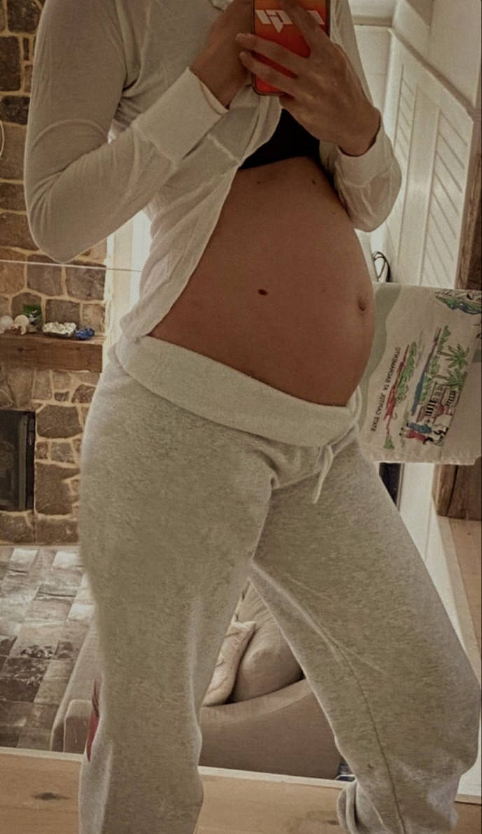 anathemz's tweet photo. drawing with sky north while her sister earthie naps, i love being a mom https://t.co/7A1q2QDbnx