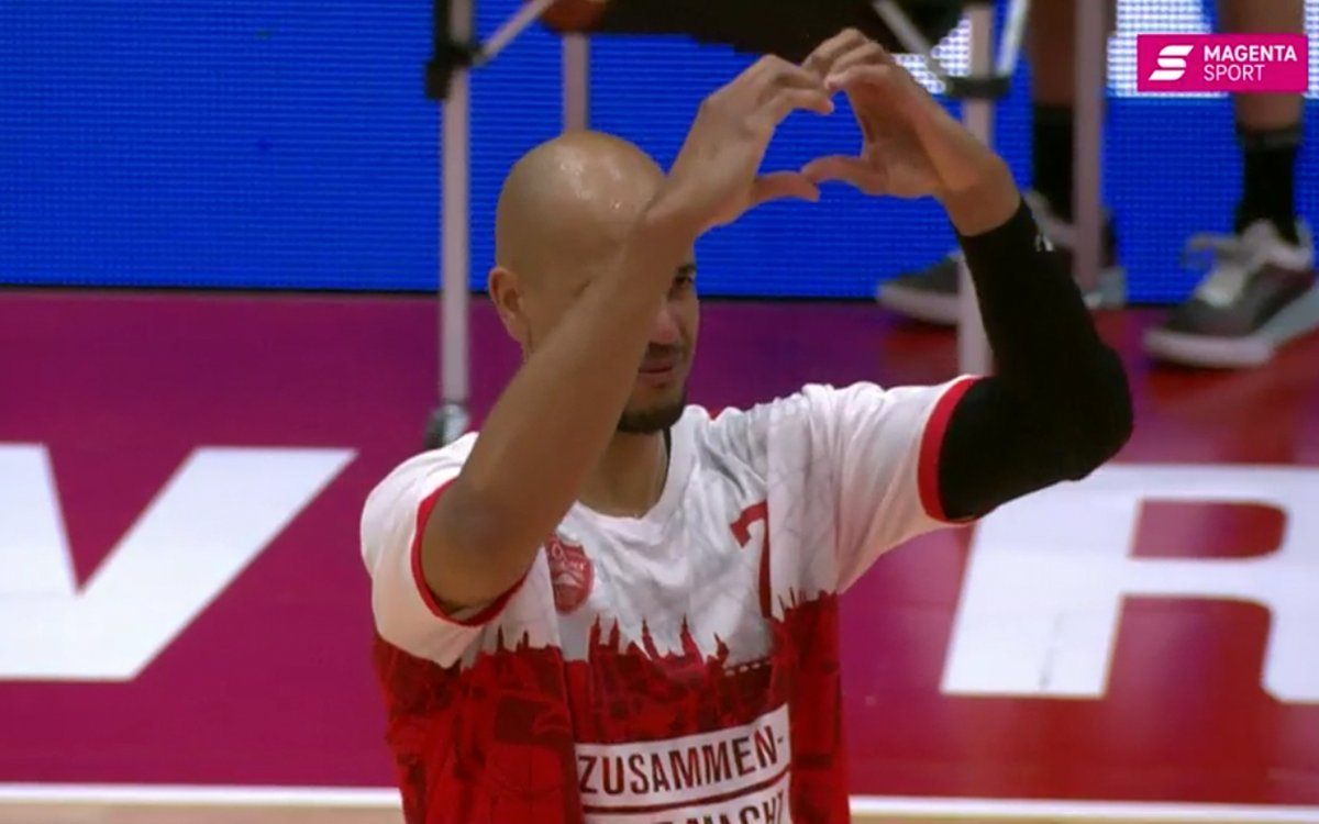 basketball_de's tweet photo. „Dass ich hier nach 20 Jahren noch stehen darf, berührt mich sehr.“ Alex King im Pre-Game-Interview bei Magenta Sport. Der BBL-Rekordspieler absolviert heute sein letztes Heimspiel für @soliver_wue. https://t.co/FaDYhsrOXW