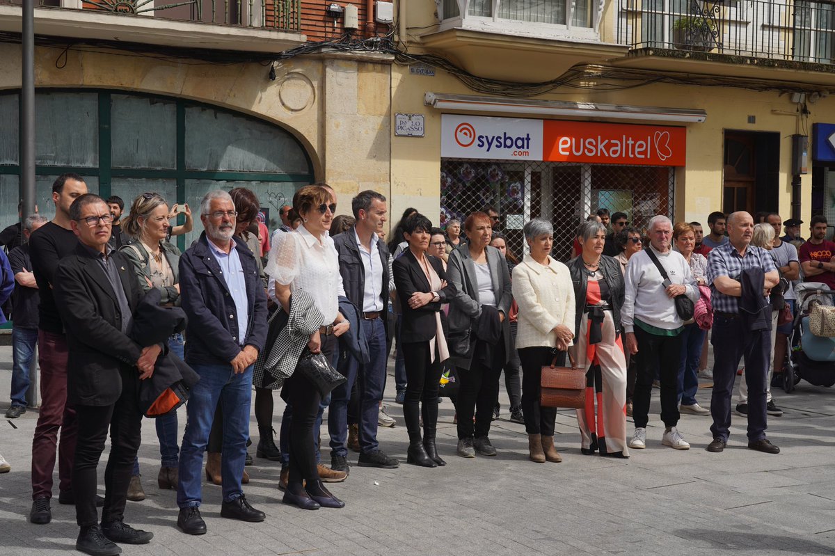 85 urte Gernika bonbardatu zutela. 

Bakearen eta memoria historikoaren alde lanean jarraituko dugunaren gure hitza doakie lore eskaintza honetan Gernikako hildako eta haien senideei. Berriz gertatu ez dadin, #GerrarikEz .

🌹 #Gernika85