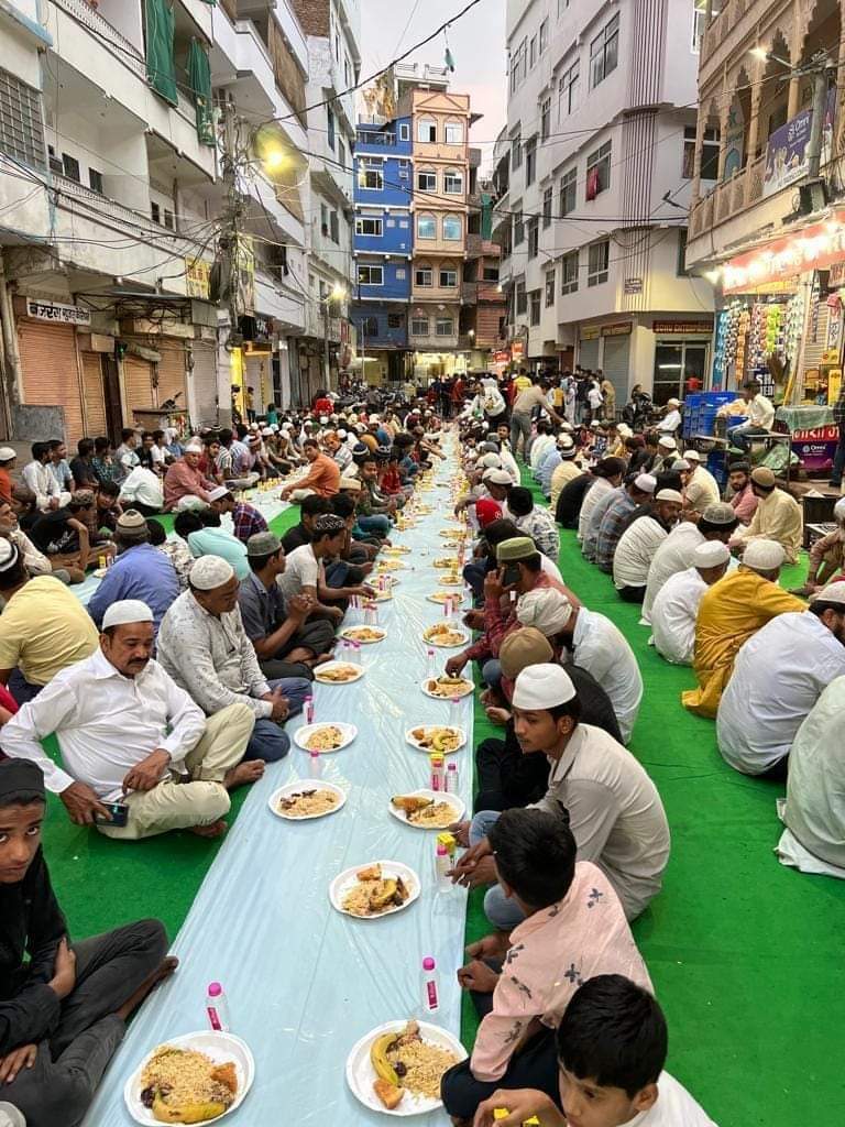 vhp_nagendra's tweet photo. राजस्थान सरकार केवल मुसलमानों के लिए ही सेक्युलर है हिन्दू त्योहारों  रामनवमी हनुमान जयंती पर तमाम तरह के प्रतिबंध और सड़क पर रोजा इफ्तारी https://t.co/2wo6GIY2Aw