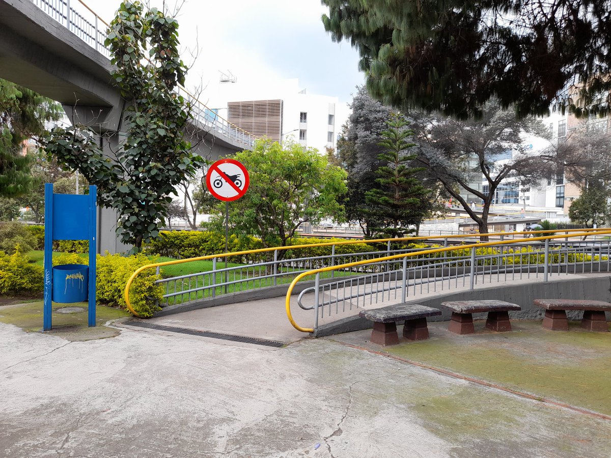actimovilista's tweet photo. Lo absurdo viene siendo no la instalación de la señal en este lugar, sino la razón por la cual debió ser instalada. #YoRespetoaQuienCamina https://t.co/zwpOSN4S4I