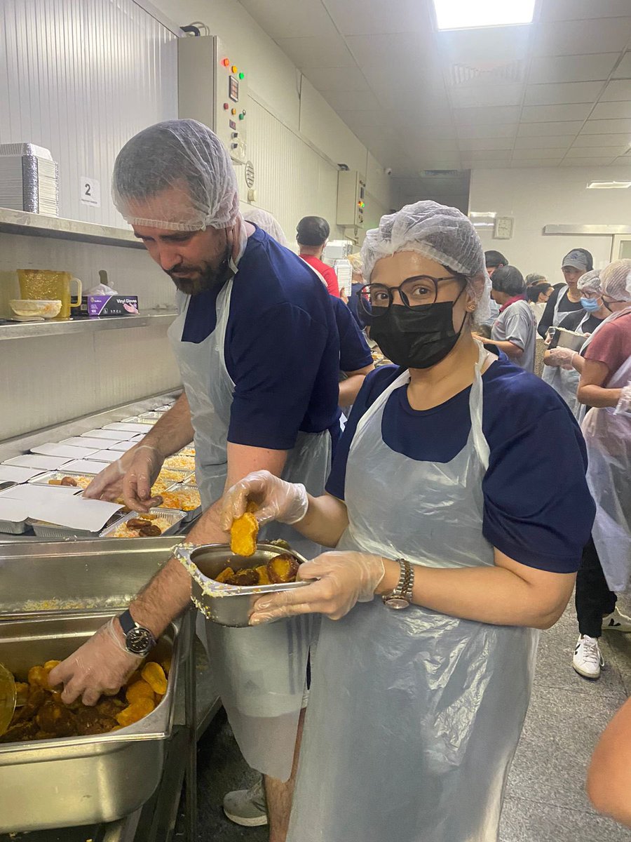 GhazalNadya's tweet image. Prepping 5400 meals for a labour camp in Dubai. Thank you @HartlandIntl and @laranug for organizing. @KHDA #CollabUAE #Ramadan2022  #edutwitter #Hartlandgives #Hartlandcares