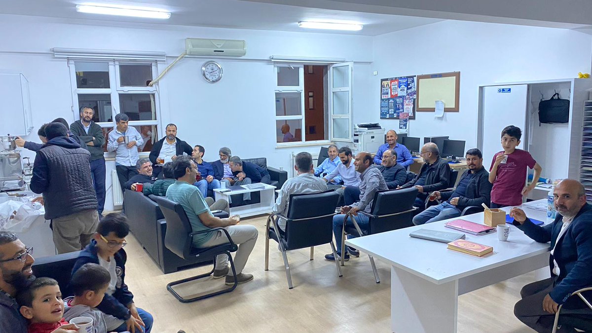 ferdiyigit_aihl's tweet photo. Öğretmenlerimizle iftar yemeğinde beraberdik... Biz çok geniş bir aileyiz...@mehmetnezirg @BaglarMEM21 @Diyarbakirmem @Mehmet_Bulut21 @tcmeb https://t.co/26VTBTPdoe