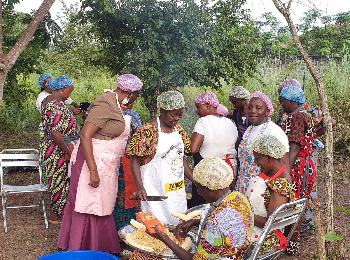 PamCongo's tweet photo. Après avoir été formées dans le cadre du #ProManioc grâce à @UeCongoBrazza, les transformatrices de la Bouenza ont partagé leur expérience auprès des femmes leaders du Pool lors d’une formation de @Gescod_RRMA sur les produits dérivés de la 🍌et du manioc ! Retour en images...📸 https://t.co/g8bJGniEuf