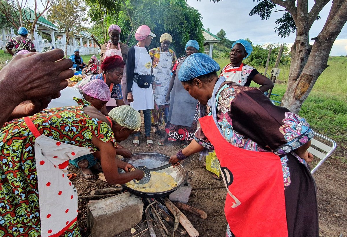 PamCongo's tweet photo. Après avoir été formées dans le cadre du #ProManioc grâce à @UeCongoBrazza, les transformatrices de la Bouenza ont partagé leur expérience auprès des femmes leaders du Pool lors d’une formation de @Gescod_RRMA sur les produits dérivés de la 🍌et du manioc ! Retour en images...📸 https://t.co/g8bJGniEuf