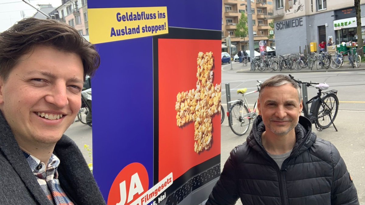 #FilmgesetzJa -Stände gibt es ab sofort im ganzen Kanton Zürich.  In Wetzikon war die <a href="/filmgerberei/">Filmgerberei</a> mit @flaviogerber und seiner Crew im Einsatz, in Wiedikon Produzent #IvanMadeo, <a href="/contrast_film/">ContrastFilm</a> und <a href="/nobohne/">Noah Bohnert</a> von #Zürich_für_den_Film. 👉Join us and meet the Swiss filmmakers! 🙋‍♂️🙋‍♀️