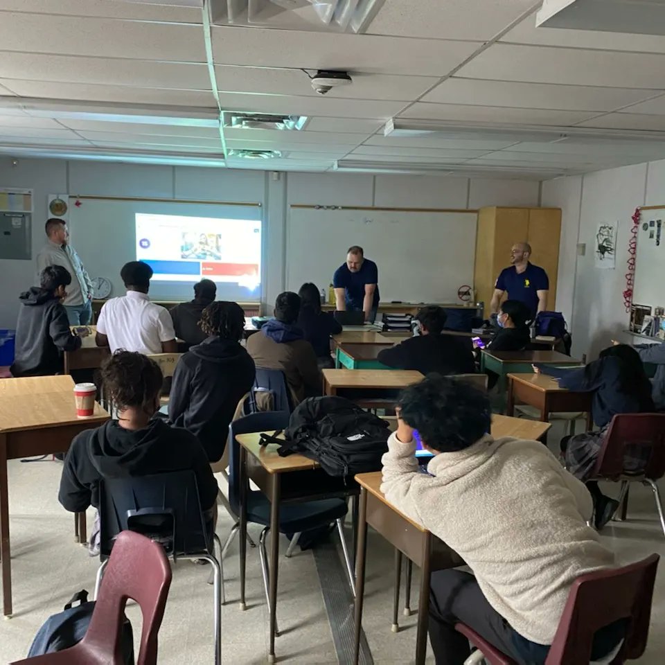 Neighbourhood community officers Educating our youth and Novice drivers on Vision Zero and how we collectively can promote community safety.
#righttrackracing <a href="/TPSRydzik/">Dave Rydzik</a> <a href="/TPSNickNei/">Nick Nei</a> <a href="/TPS43Div/">43 Division</a> <a href="/TPS43CRU/">TPS 43 CRU</a>