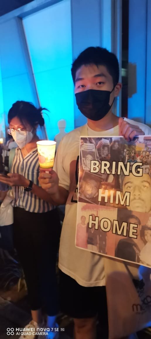 This picture, taken at the candlelight vigil at the Singaporean High Commission earlier, makes me so sad. 

Can't believe the S'pore gov't is going to kill this beautiful human being in just a few hours. 

Just can't imagine the pain and heartbreak.

#SaveNagaenthran mini-thread: