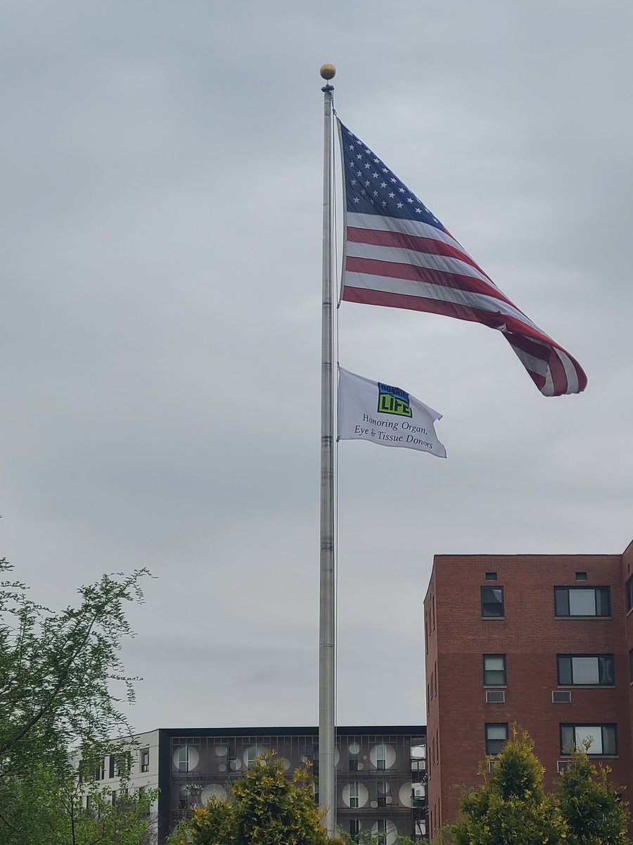 Tuffnut225's tweet image. I had the pleasure of speaking about my journey at UPMC Shadyside Hopsital today for the Donate Life flag raising ceremony.  A great way to close Donate Life Month with Center for Organ Recovery &amp;amp; Education. 💚💙
#donatelife 
#UPMC 
#nationaldonormonth 
#doublelungtransplant