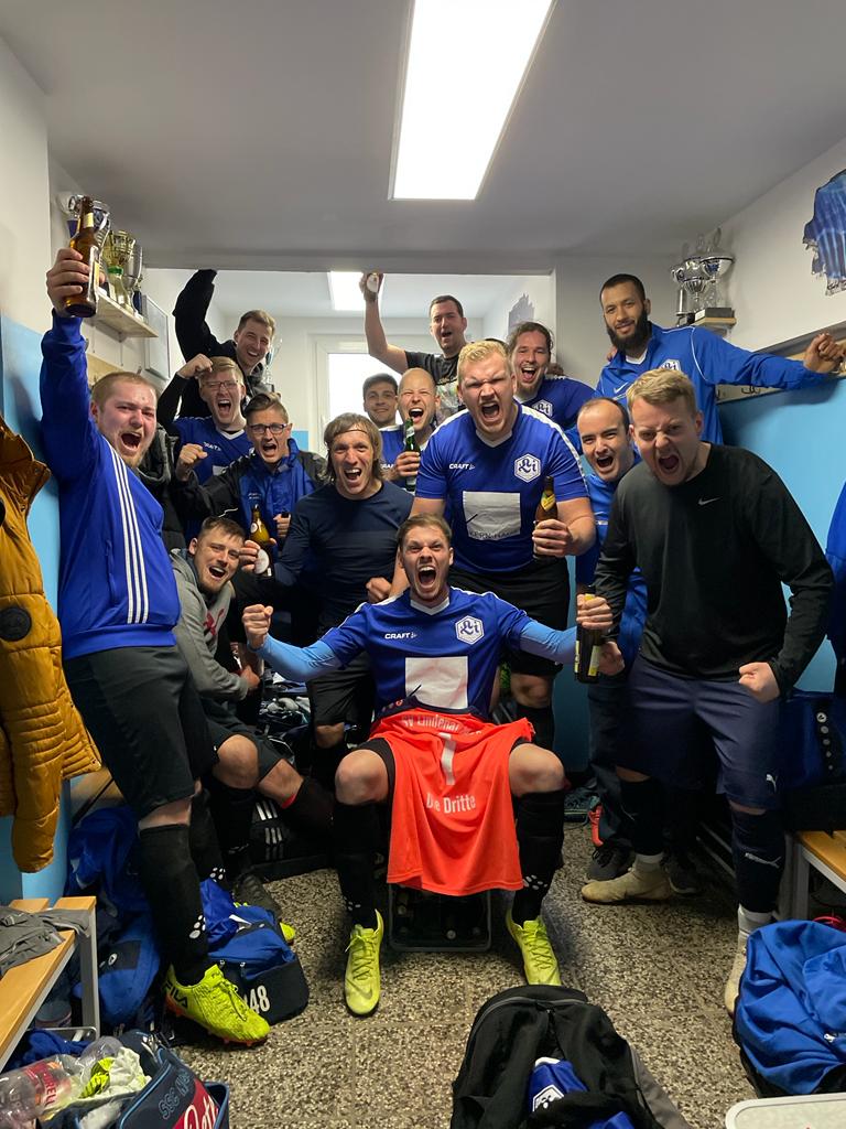 1:0 #Derbysieg gegen TuS #Leutzsch II. Führung nach 5 Minuten durch unseren #Azeddin 🇲🇦 wird gegen einen halben Stadtligakader bis zum Abpfiff verteidigt. Unglaubliche Leistung des #mythosdritte. 
#derby #fußball #soccer #soccerislife #leipzig #kreisliga #derbytwitter #svltus